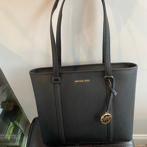 Hand bag or tote great for everyday